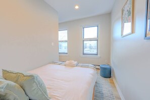 Desk, iron/ironing board, WiFi, bed sheets - Chic South End Studio | Perfect for Nurses! (Boston)