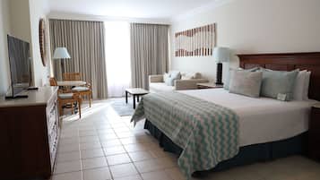 Junior Suite Ocean View All Inclusive | Luxe beddengoed, een kluis op de kamer, een strijkplank/strijkijzer