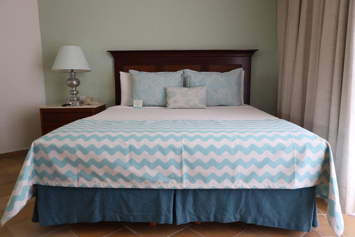 Elite King Garden View All Inclusive | Premium bedding, in-room safe, iron/ironing board, cribs (free)