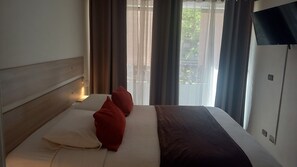 Een strijkplank/strijkijzer, internet, beddengoed