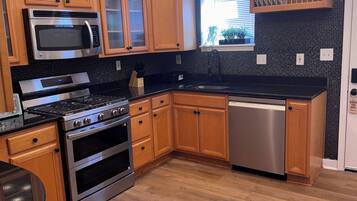 Four à micro-ondes, un four, surface de cuisson, lave-vaisselle