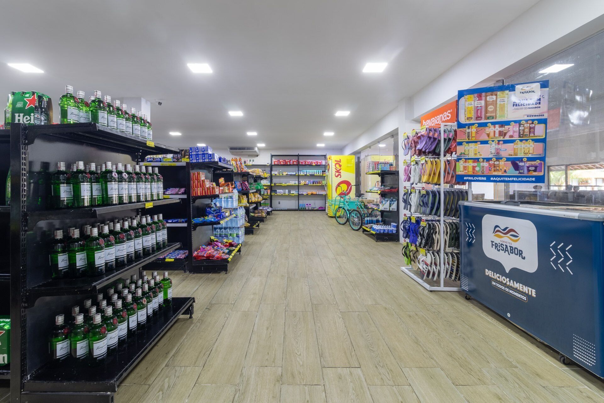 Un rayon de supermarché avec des étagères remplies de divers produits, notamment des boissons et des articles ménagers.