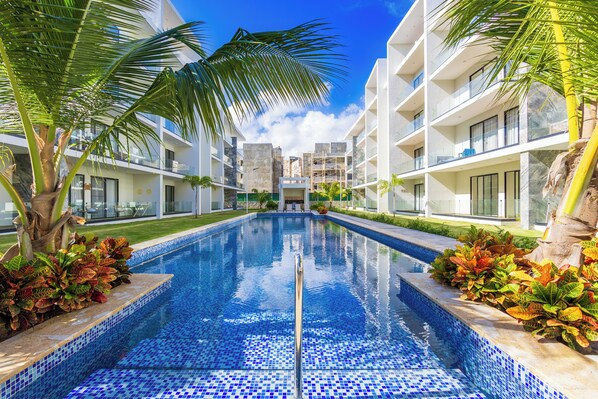 Outdoor pool, sun loungers - Stylish 1BR Apartment – Pool Access, Close to Beach (Punta Cana)