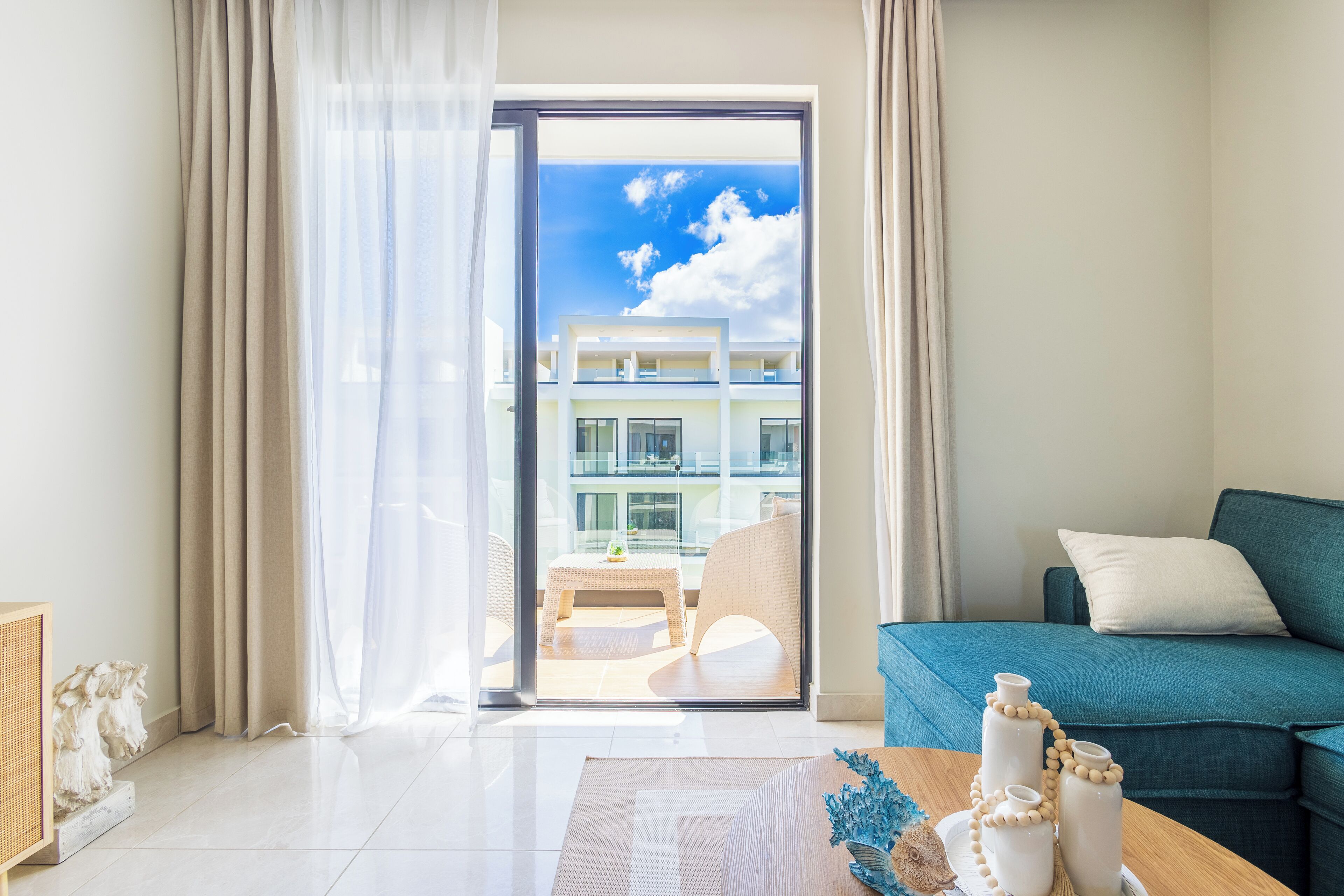 Deluxe Apartment, Pool View | Living area