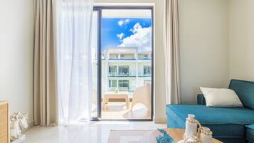 Deluxe Apartment, Pool View | Living area