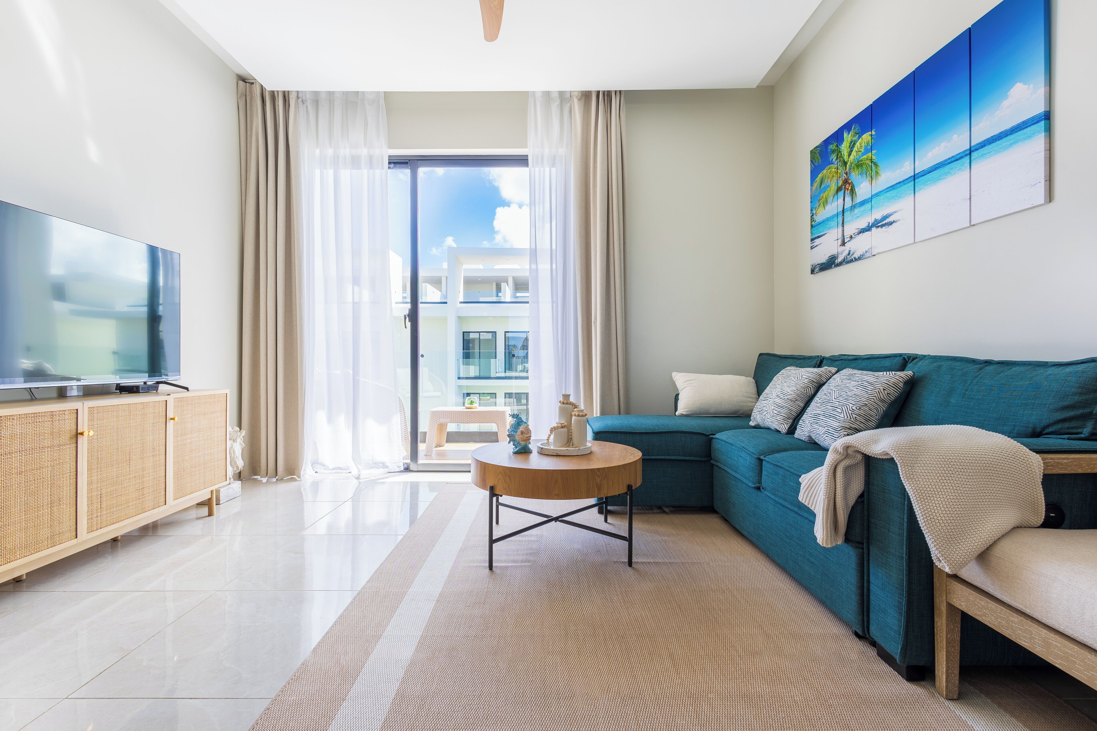 Deluxe Apartment, Pool View | Living area