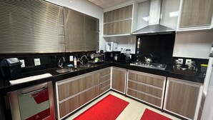 Wasserkocher mit Kaffee-/Teezubehör, Kühlschrank, Mikrowelle, Ofen