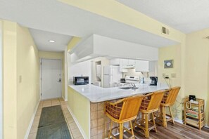 Fridge, microwave, oven, stovetop - Heron Pointe D2- 2BR/2BA- Pool, Hot Tub (Myrtle Beach)