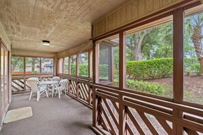 Outdoor dining - Heron Pointe D2- 2BR/2BA- Pool, Hot Tub (Myrtle Beach)