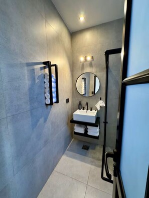 Shower, hair dryer, towels, soap - Elegant apartment near the obelisk. (Buenos Aires)