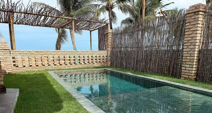 Beachfront House with Pool and Barbecue in Japaratinga