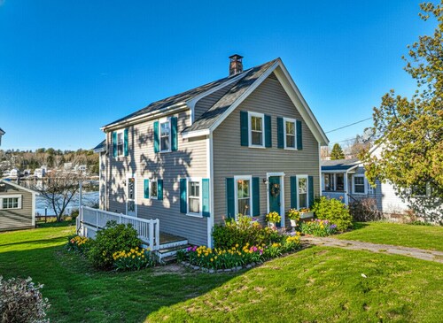 Downtown Waterfront Cottage with shoreline sitting room