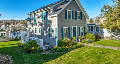 Downtown Waterfront Cottage with shoreline sitting room