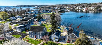 Downtown Waterfront Cottage with shoreline sitting room