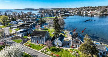 Downtown Waterfront Cottage with shoreline sitting room
