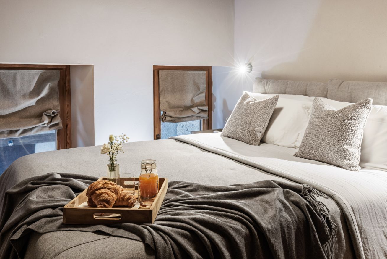 7 habitaciones, tabla de planchar con plancha y cuna de viaje 
