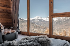 Interior - Chalet Les Fleurs - Scenic Alpine Retreat with private wellness area and breathtaking views over the Pila valley (Gerdaz)