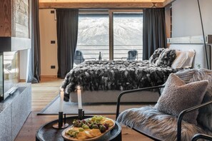 7 bedrooms, iron/ironing board, travel cot, free WiFi - Chalet Les Fleurs - Scenic Alpine Retreat with private wellness area and breathtaking views over the Pila valley (Gerdaz)