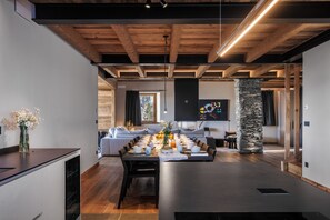 Dining - Chalet Les Fleurs - Scenic Alpine Retreat with private wellness area and breathtaking views over the Pila valley (Gerdaz)