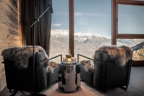 Interior - Chalet Les Fleurs - Scenic Alpine Retreat with private wellness area and breathtaking views over the Pila valley (Gerdaz)