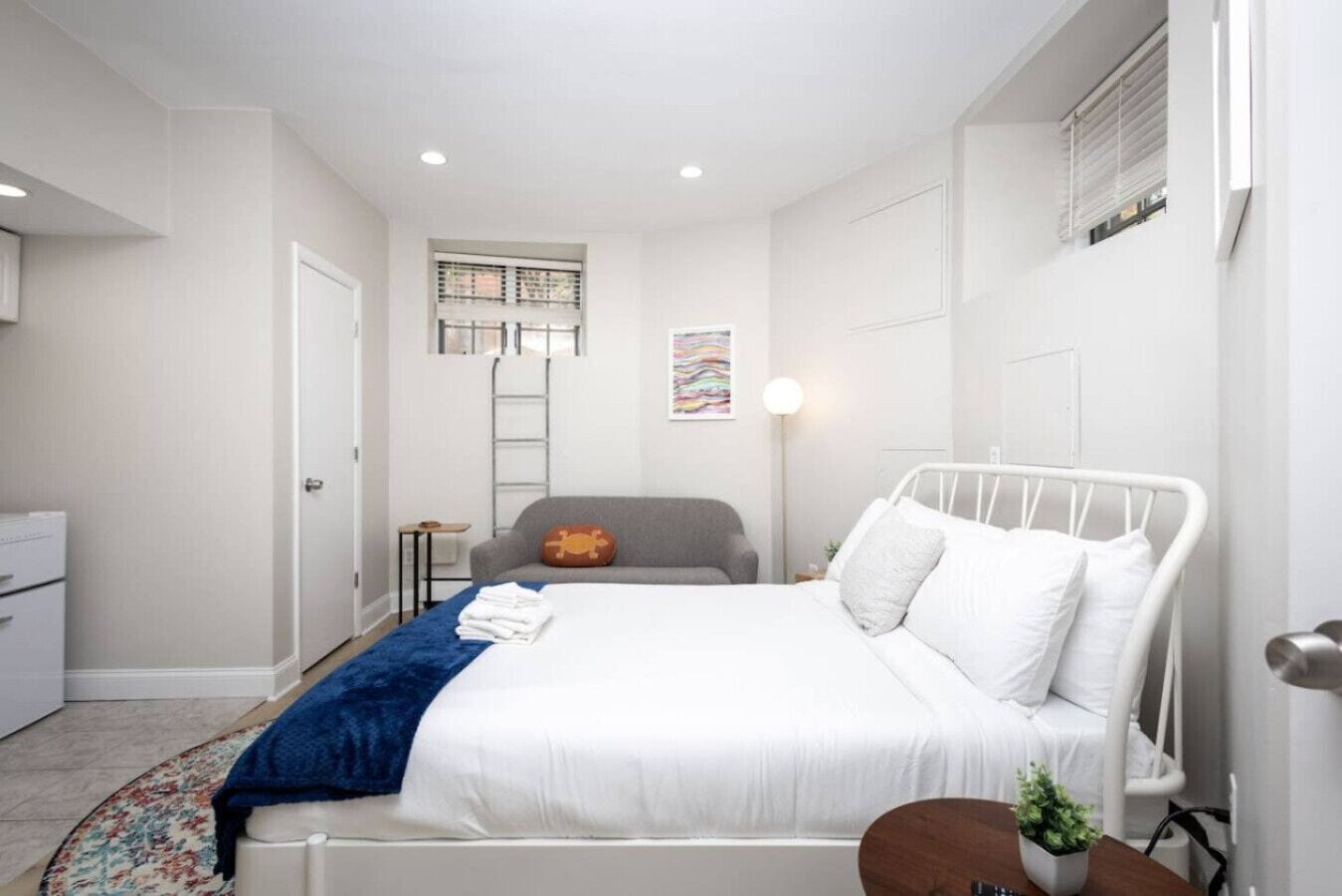 Desk, iron/ironing board, WiFi, bed sheets