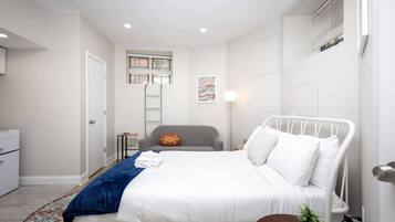 Desk, iron/ironing board, WiFi, bed sheets