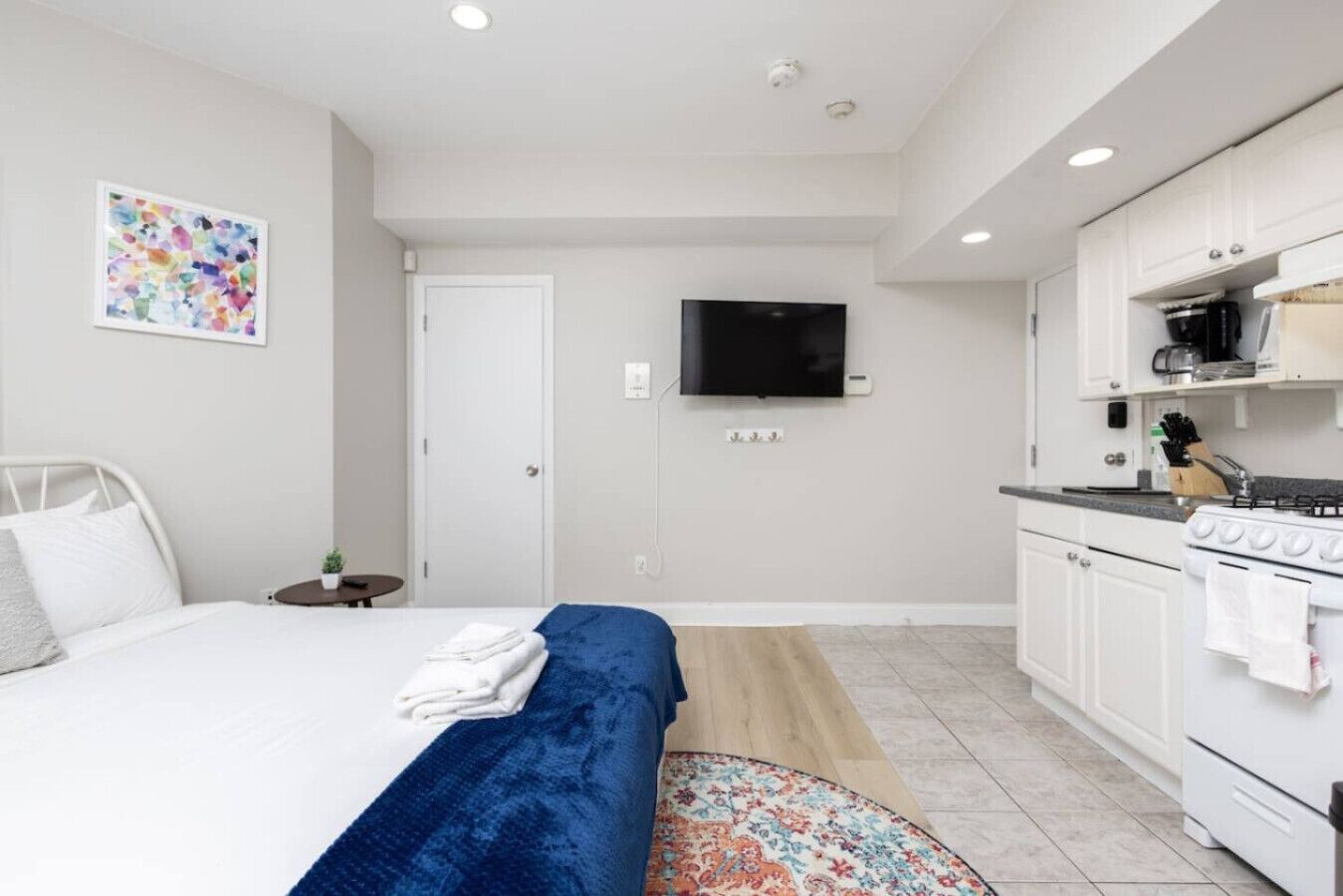 办公桌、熨斗/熨衣板、WiFi、床单