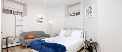 Desk, iron/ironing board, WiFi, bed sheets