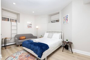 Desk, iron/ironing board, WiFi, bed sheets - Petit Studio in Back Bay (Boston)