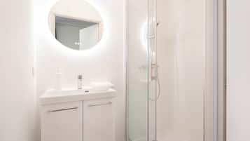 Een douche, een haardroger, handdoeken