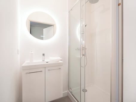 Shower, hair dryer, towels. Hôtel des Cousines – Capucine Apartment