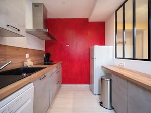 Geladeira, micro-ondas, fogão, cooktop