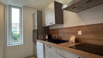 Kühlschrank, Mikrowelle, Ofen, Herdplatte