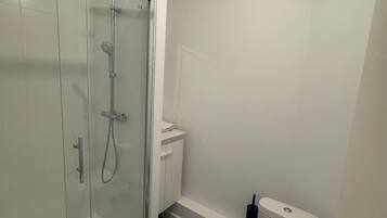 シャワー、ヘアドライヤー、タオル