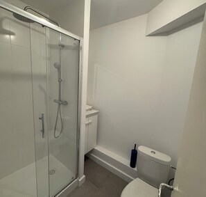 Ducha, secador de pelo y toallas