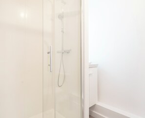 Een douche, een haardroger, handdoeken