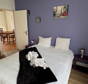 Een strijkplank/strijkijzer, wifi, beddengoed