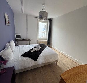 Tabla de planchar con plancha, wifi, ropa de cama