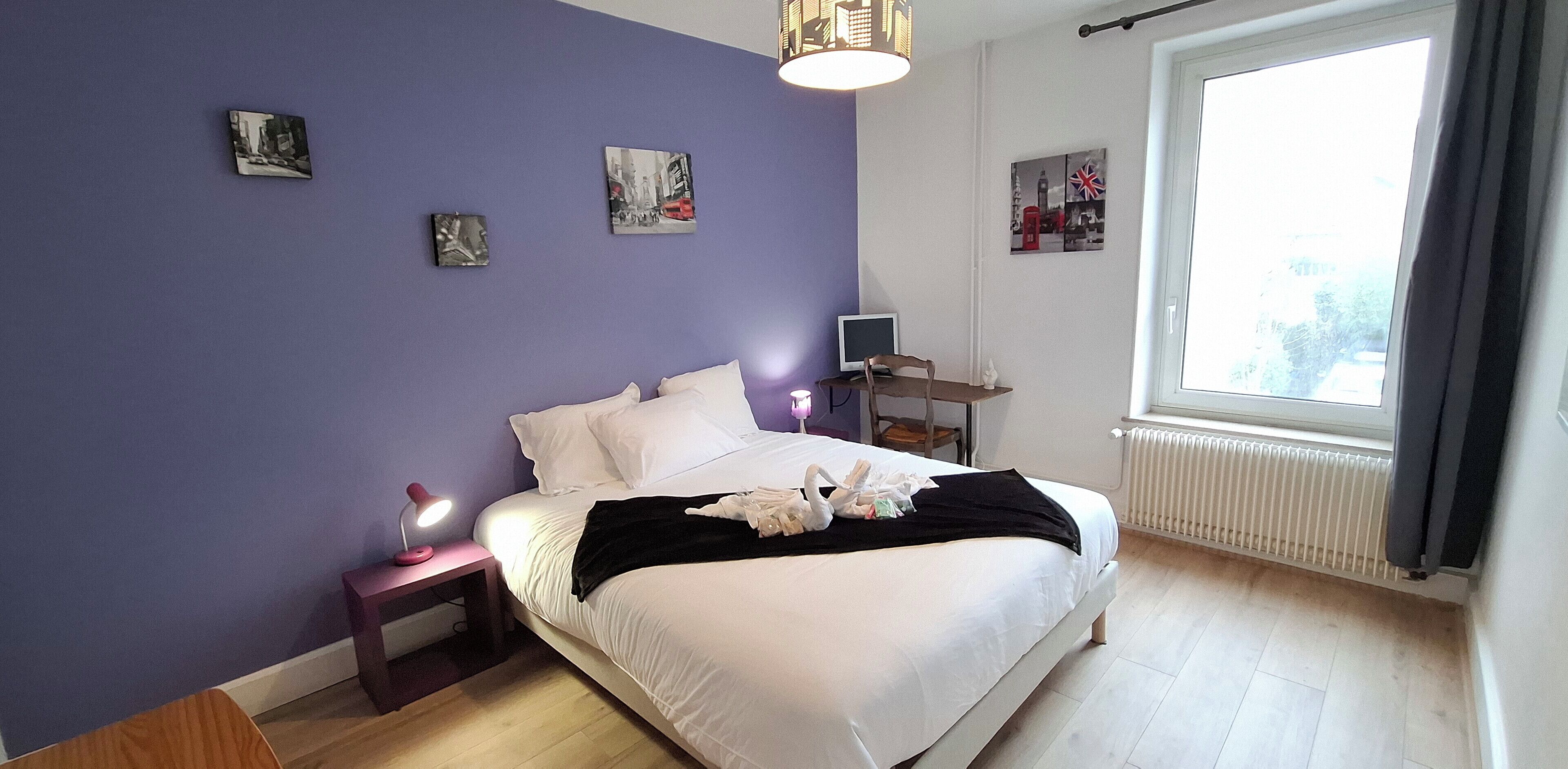 Een strijkplank/strijkijzer, wifi, beddengoed