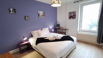 Een strijkplank/strijkijzer, wifi, beddengoed