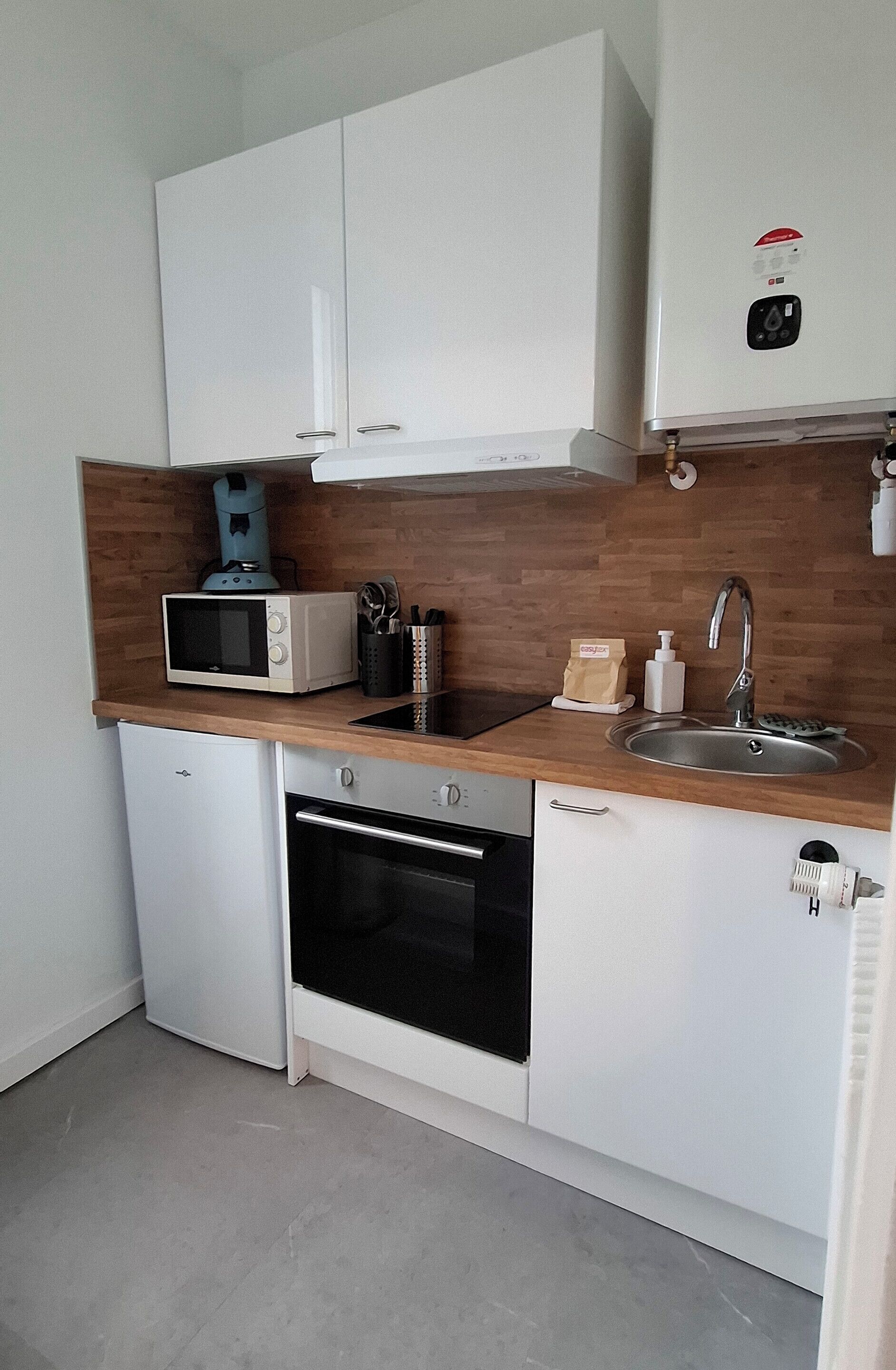 Een koelkast, een microgolfoven, een oven, een kookplaat