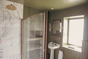 Shower, hair dryer, soap, shampoo - West Muircambus Farmhouse (Kilconquhar)
