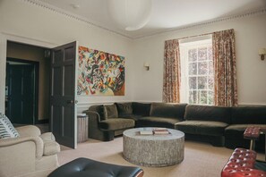 スマートテレビ、暖炉、書庫