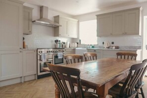 Fridge, microwave, oven, dishwasher - West Muircambus Farmhouse (Kilconquhar)