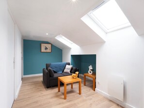 TV - Hôtel des Cousines – Emma Apartment (Nancy)