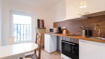 Kjøleskap, mikrobølgeovn, ovn og kokeplater