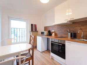 Fridge, microwave, oven, stovetop - Hôtel des Cousines – Emma Apartment (Nancy)