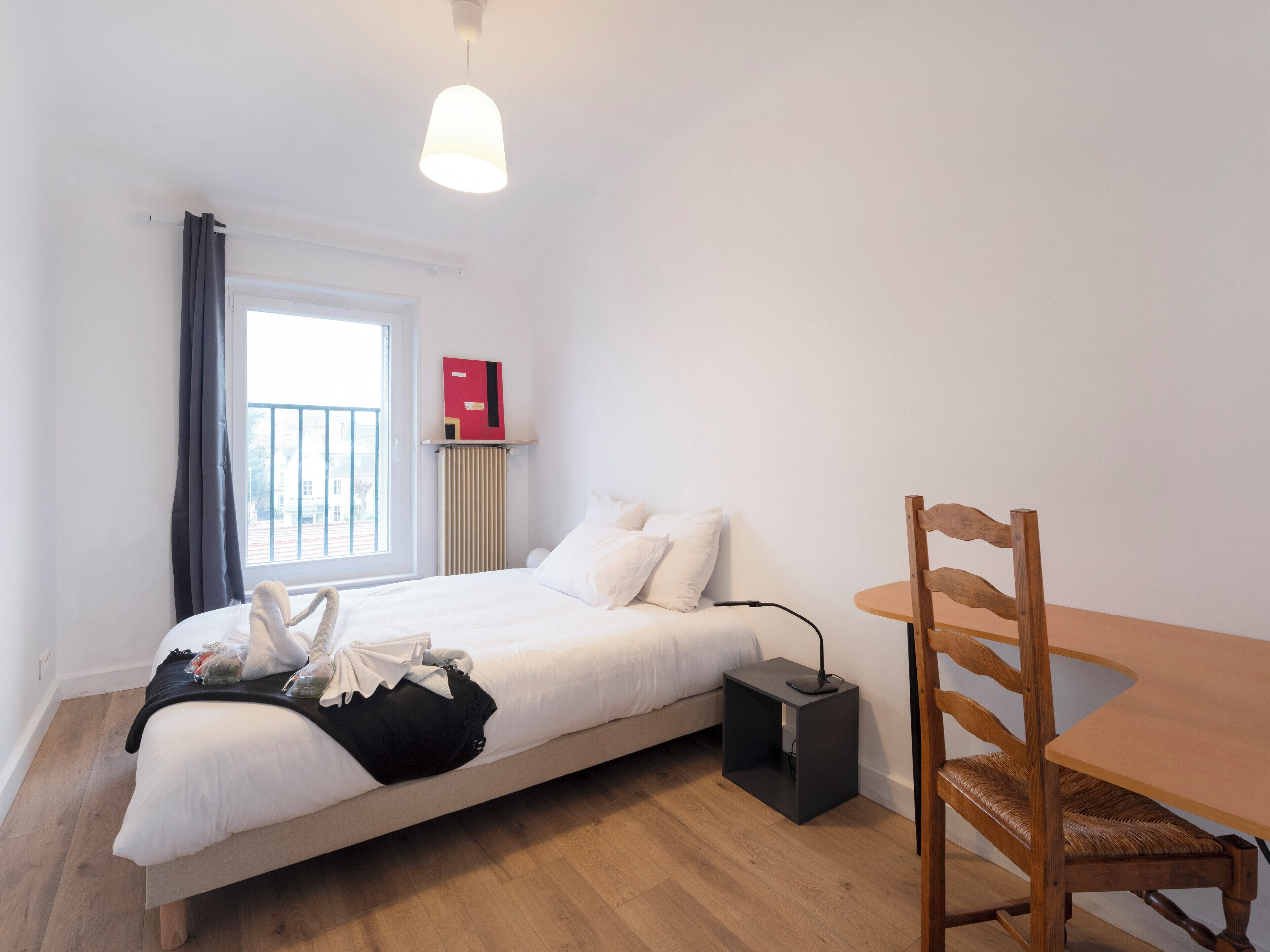 Tabla de planchar con plancha, wifi y ropa de cama 