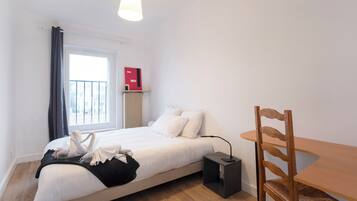 Tabla de planchar con plancha, wifi y ropa de cama