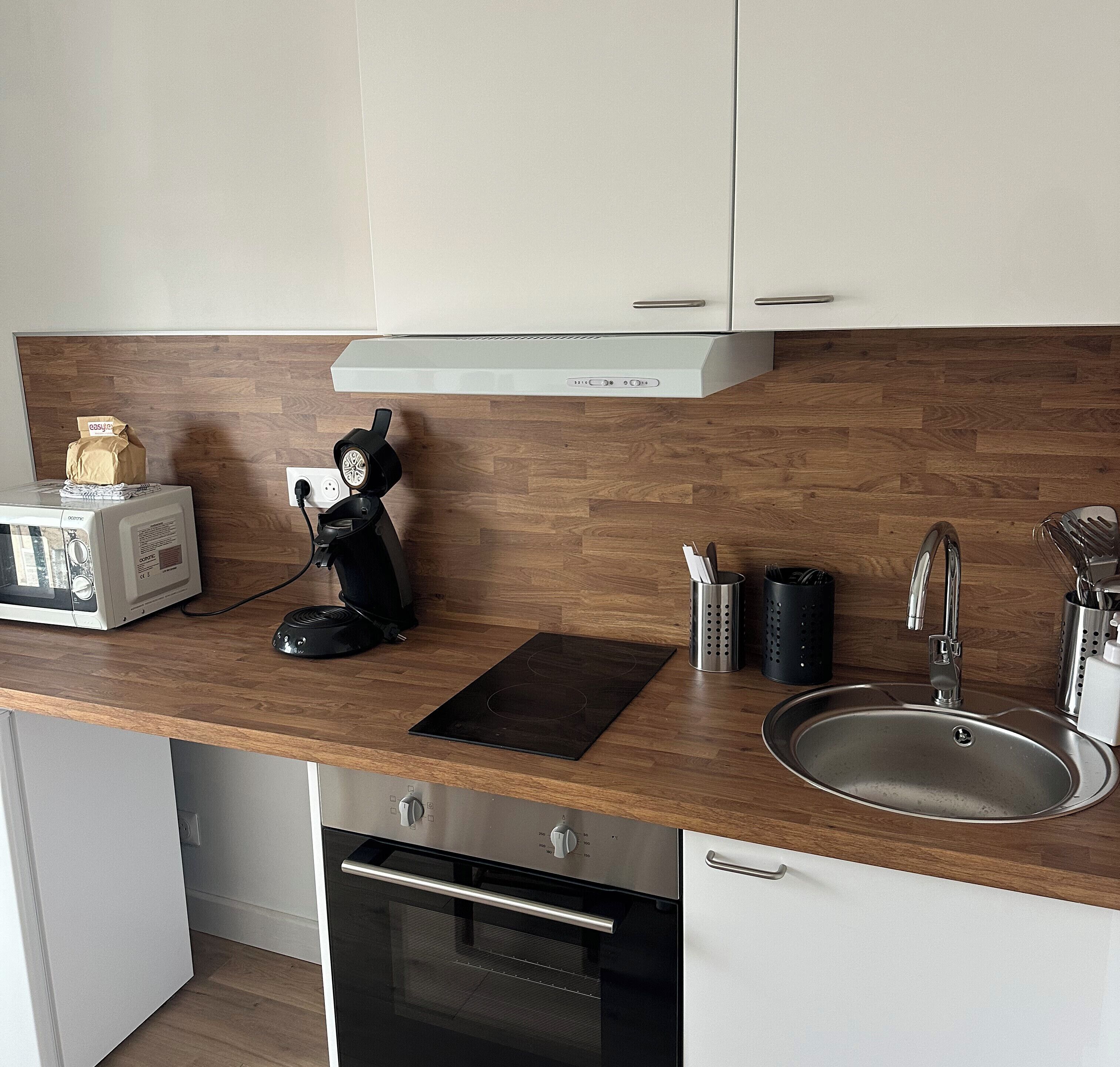 Kjøleskap, mikrobølgeovn, ovn og kokeplater